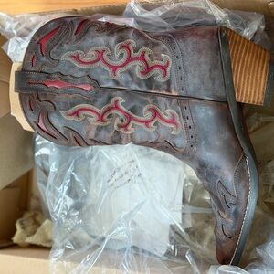 Ariat “Wichita” Women’s Cowboy Boots – Sassy Brown – Size 8 – New in Box